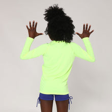Indlæs billede i galleriet, Model Back: Uv Line T-Shirt Camiseta Uvlight Amarelo Fluor Spf50+
