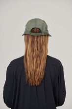 Indlæs billede i galleriet, Model Back: Uv Line Casquette Visor Nice Fem Militar Green Upf50+
