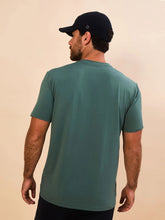 Indlæs billede i galleriet, Model Back: Uv Line T-Shirt Pour Homme T-Shirt New Fit Textura Masc Verde Jade Upf50+
