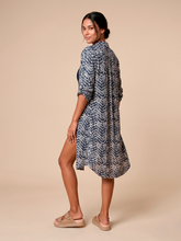 Indlæs billede i galleriet, Model Back: Uv Line Chemise Midi Chemise Tie Dye Blue Upf50+
