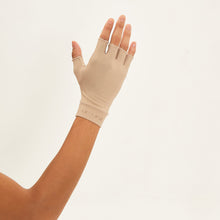 Indlæs billede i galleriet, Model Back: Uv Line Gants Short Gloves Uni Chocolate Upf50+
