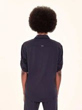 Indlæs billede i galleriet, Model Back: Uv Line Chemise Shirt Copa Black Upf50+
