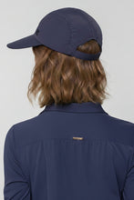 Indlæs billede i galleriet, Model Back: Uv Line Casquette Visor Capri Colors Nac Fem Navy Blue Upf50+

