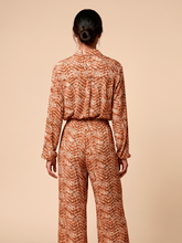 Indlæs billede i galleriet, Model Back: Uv Line Pantalon De Plage Pants Meia Lua Tie Dye Pitanga Upf50+
