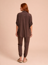 Indlæs billede i galleriet, Model Back: Uv Line Chemise Shirt Copa Brown Upf50+
