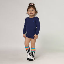 Indlæs billede i galleriet, Model Front: Uv Line T-Shirt Longsleeve Baby Navy Blue Upf50+

