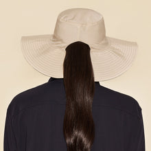 Indlæs billede i galleriet, Model Back: Uv Line Chapeau Souple/Capeline San Diego Areia Kaki Upf50+
