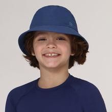 Indlæs billede i galleriet, Model Front: Uv Line Bob Hat Basic Kids Inf Navy Blue Upf50+
