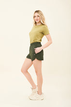 Indlæs billede i galleriet, Image 03: Uv Line Fitness Bas Short Race Verde Militar Upf50+
