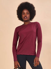 Indlæs billede i galleriet, Model Front: Uv Line T-Shirt Longsleeve Uvpro Vermelho Quimado Upf50+
