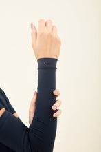 Indlæs billede i galleriet, Model Front: Uv Line Gants Sun-Protection Sleeve Navy Upf50+
