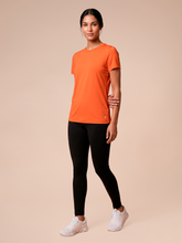 Indlæs billede i galleriet, Model Front: Uv Line Haut De Plage T-Shirt Uvpro Fem Pitanga Upf50+
