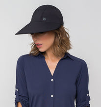 Indlæs billede i galleriet, Model Front: Uv Line Casquette Visor Capri Colors Nac Fem Black Upf50+
