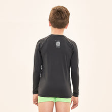 Indlæs billede i galleriet, Model Back: Uv Line T-Shirt Acqua Qr Code Preto Upf50+
