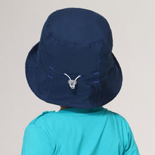 Indlæs billede i galleriet, Model Back: Uv Line Bob Hat Napoli Basic Kids Nac Inf Navy Blue Upf50+
