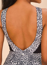 Indlæs billede i galleriet, Model Back: Uv Line Une Pièce Swimsuit Verena Asas Upf50+

