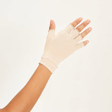 Indlæs billede i galleriet, Model Back: Uv Line Gants Short Gloves Uni Beige Upf50+
