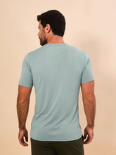 Indlæs billede i galleriet, Model Back: Uv Line T-Shirt Pour Homme T-Shirt New Fit Masc Verde Agua Upf50+
