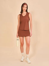 Indlæs billede i galleriet, Model Front: Uv Line Fitness Haut Regata Sport Color Fem Marrom Upf50+
