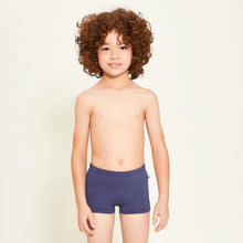 Indlæs billede i galleriet, Model Front: Uv Line Maillot De Bain Garçon Trunks Kids F Inf Navy Blue Upf50+

