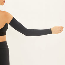 Indlæs billede i galleriet, Model Back: Uv Line Gants Long Sleeve Uni Black Upf50+
