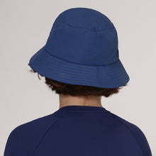 Indlæs billede i galleriet, Model Back: Uv Line Bob Hat Basic Kids Inf Navy Blue Upf50+
