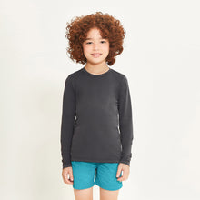 Indlæs billede i galleriet, Model Front: Uv Line T-Shirt Longsleeve Uvpro Kids Preto Upf50+
