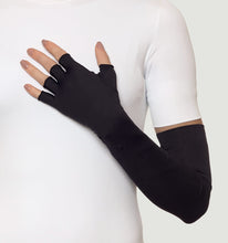 Indlæs billede i galleriet, Model Front: Uv Line Gants Extra Long Gloves Uni Black Upf50+
