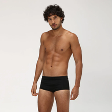 Indlæs billede i galleriet, Model Front: Uv Line Sunga / Boxer Swim Trunks Masc Black Upf50+
