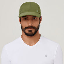 Indlæs billede i galleriet, Model Front: Uv Line Casquette Cap Uv Pro Masc Green Militar Upf50+
