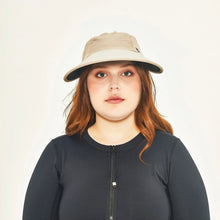Indlæs billede i galleriet, Model Front: Uv Line Casquette Visor Capri Colors Nac Fem Sand Black Upf50+
