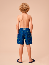 Indlæs billede i galleriet, Model Back: Uv Line Maillot De Bain Garçon Shorts Acqua Kids Pirates Fun Upf50+

