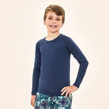 Indlæs billede i galleriet, Model Front: Uv Line T-Shirt Acqua Qr Code Marinho Upf50+
