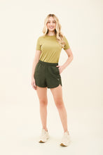 Indlæs billede i galleriet, Model Front: Uv Line Fitness Bas Short Race Verde Militar Upf50+
