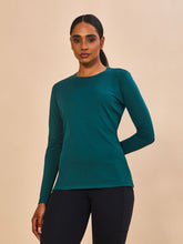 Indlæs billede i galleriet, Model Front: Uv Line T-Shirt Longsleeve Fem New Fit Petroleo Upf50+
