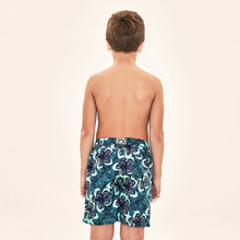 Indlæs billede i galleriet, Model Back: Uv Line Maillot De Bain Garçon Shorts Aqua Hibiscus Kids Upf50+
