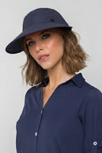 Indlæs billede i galleriet, Model Front: Uv Line Casquette Visor Capri Colors Nac Fem Navy Blue Upf50+
