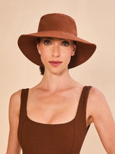 Indlæs billede i galleriet, Model Front: Uv Line Bob Hat California Fem Cognac Upf50+

