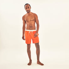 Indlæs billede i galleriet, Model Front: Uv Line Bermuda / Short Pour Homme Shorts Boxer Orange Upf50+
