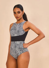 Indlæs billede i galleriet, Model Front: Uv Line Une Pièce Swimsuit Verena Asas Upf50+
