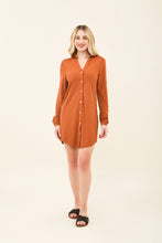 Indlæs billede i galleriet, Model Front: Uv Line Chemise Shirtdress Copenhagen Caramelo Upf50+
