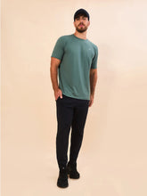 Indlæs billede i galleriet, Model Front: Uv Line T-Shirt Pour Homme T-Shirt New Fit Textura Masc Verde Jade Upf50+
