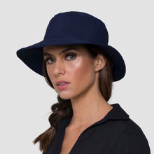 Indlæs billede i galleriet, Model Front: Uv Line Bob Hat California Nac Fem Navy Blue Upf50+
