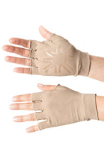 Indlæs billede i galleriet, Model Front: Uv Line Gants Short Gloves Uni Chocolate Upf50+
