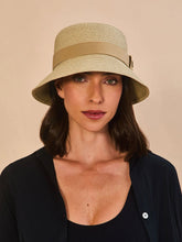 Indlæs billede i galleriet, Model Front: Uv Line Bob Cap-Ferrat Linho Upf50+
