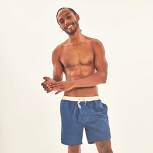 Indlæs billede i galleriet, Model Front: Uv Line Bermuda / Short Pour Homme Shorts Boxer Aco Off White Upf50+
