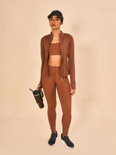 Indlæs billede i galleriet, Model Front: Uv Line Fitness Bas Legging Fit Aspen Brown Upf50+
