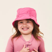 Indlæs billede i galleriet, Model Front: Uv Line Bob Hat Napoli Basic Kids Nac Inf Pink Upf50+
