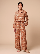 Indlæs billede i galleriet, Model Front: Uv Line Pantalon De Plage Pants Meia Lua Tie Dye Pitanga Upf50+
