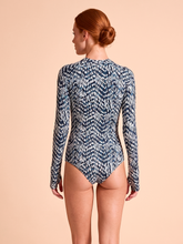 Indlæs billede i galleriet, Model Back: Uv Line Une Pièce Swimsuit Macae Tie Dye Blue Upf50+
